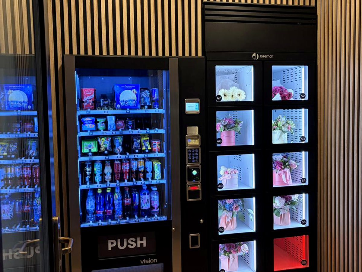 Prodejna v noci — automat i chlazené boxy svítí nonstop