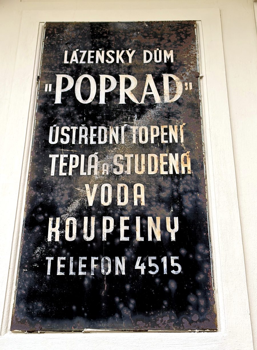 Původní smaltovaná cedule Lázeňský dům POPRAD — ústřední topení, teplá a studená voda, koupelny, telefon 4515